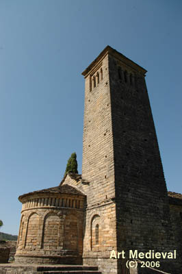 Torre campanario y ábside
