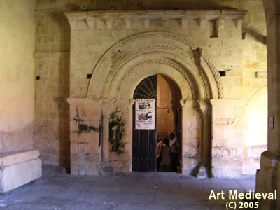 Porta d'accés al temple des del claustre