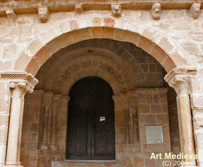 Arc principal del porxo i porta d'entrada
