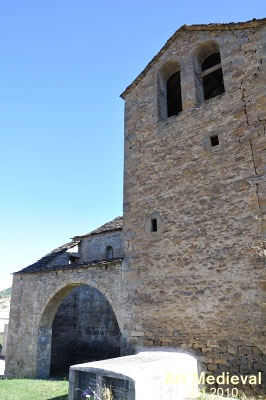 Torre campanario y pórtico