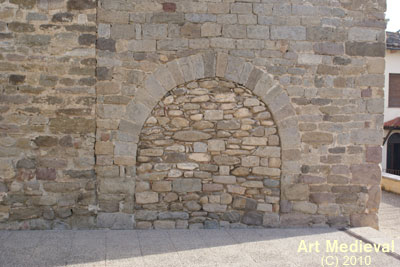 Muro oeste con un arco del antiguo atrio