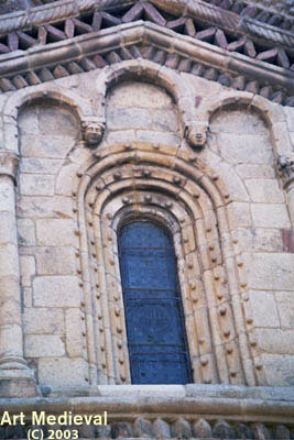Detalle ventanal de la fachada principal