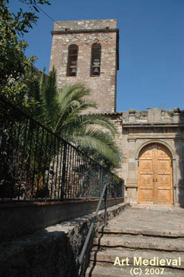 Torre campanario y entrada al templo