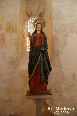Ventana central del ábside y la Virgen del siglo XIV