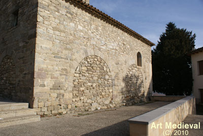 Muro sur con los arcos del antiguo atrio