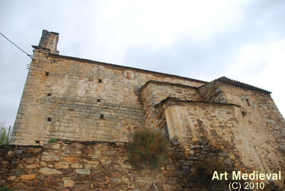 Vista del muro sur con la antigua puerta
