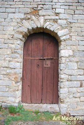 Puerta con el cerrojo románico