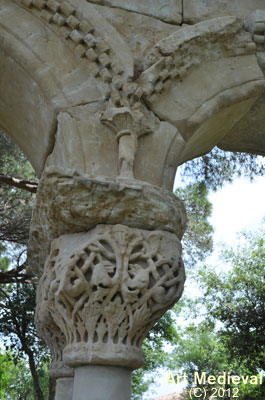 capitel esculpido