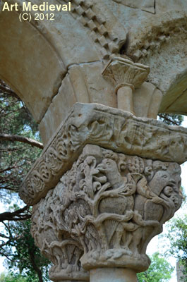 capitel esculpido