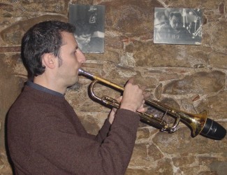 Jordi Bancells escalfant per tocar amb La Palma Jazz Band, 06-01-02