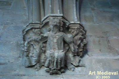 Detalle escultórico del claustro