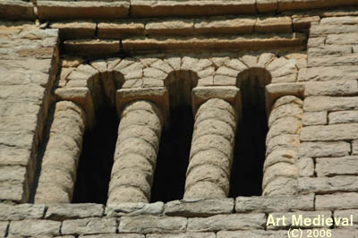 Detalle de las ventanas del campanario