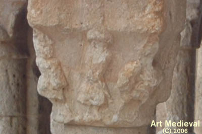 Capitel lado este - Figuras humanas con tunica y turbante