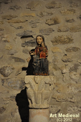Capitel y Virgen