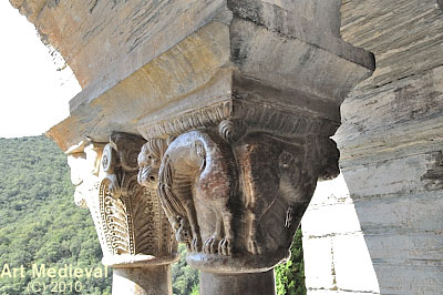 Capitel con leones y leonas y capitel con motivos vegetales y cabezas humanas
