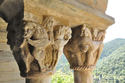 Capitel con grifos y figuras humanas y capitel con leones