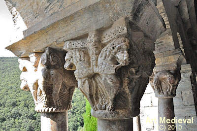 Capitel con grifos y figuras humanas y capitel con leones