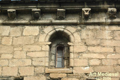 Ventanal romnico y canecillos esculpidos