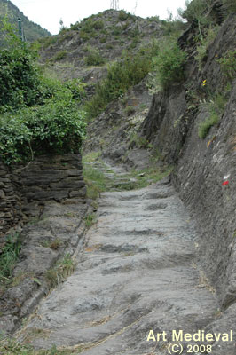 Camí d'accés i canalitzacions excavades a la roca