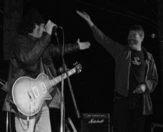 Toni Corominas saludant a la banda