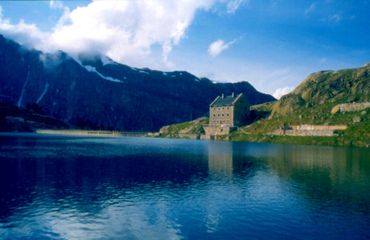 Estany i refugi de la Restanca