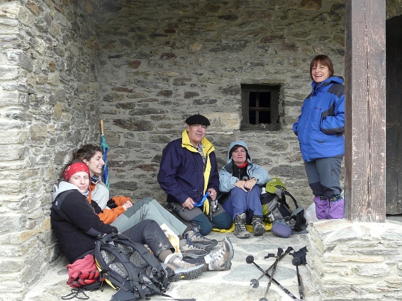 Un descans els porxos de la Ermita de Biuse