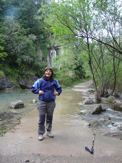 Ens treiem les botes per creuar la riera