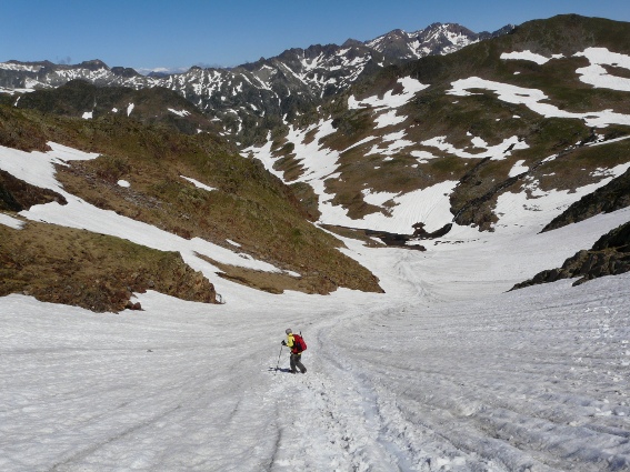 Baixant el Coll de Certascan al refugi