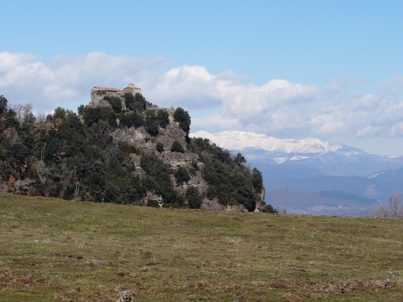 Sant Miquel de Castelló. Al fons, el Canigó