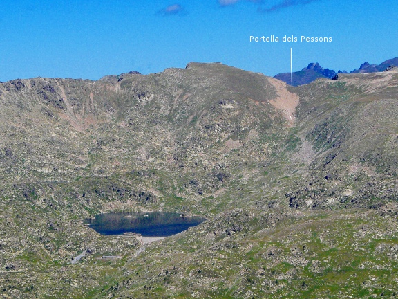 A la llunyania: Estany de l'Illa i Portella dels Pessons